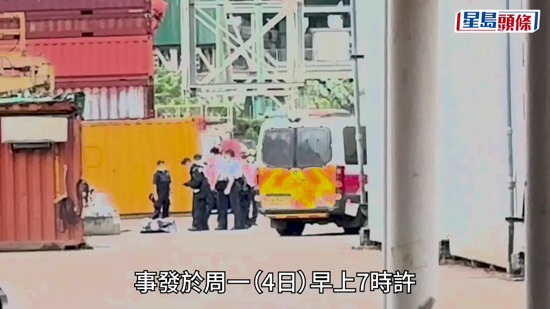 警員檢查屍體。梁國峰攝