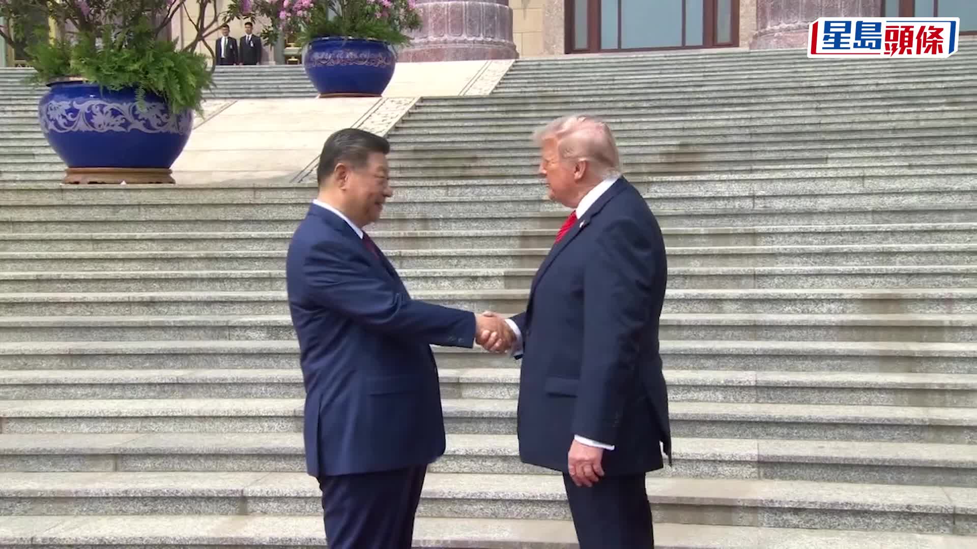 特朗普訪華，北京人民大會堂外廣場舉行歡迎儀式。央視截圖