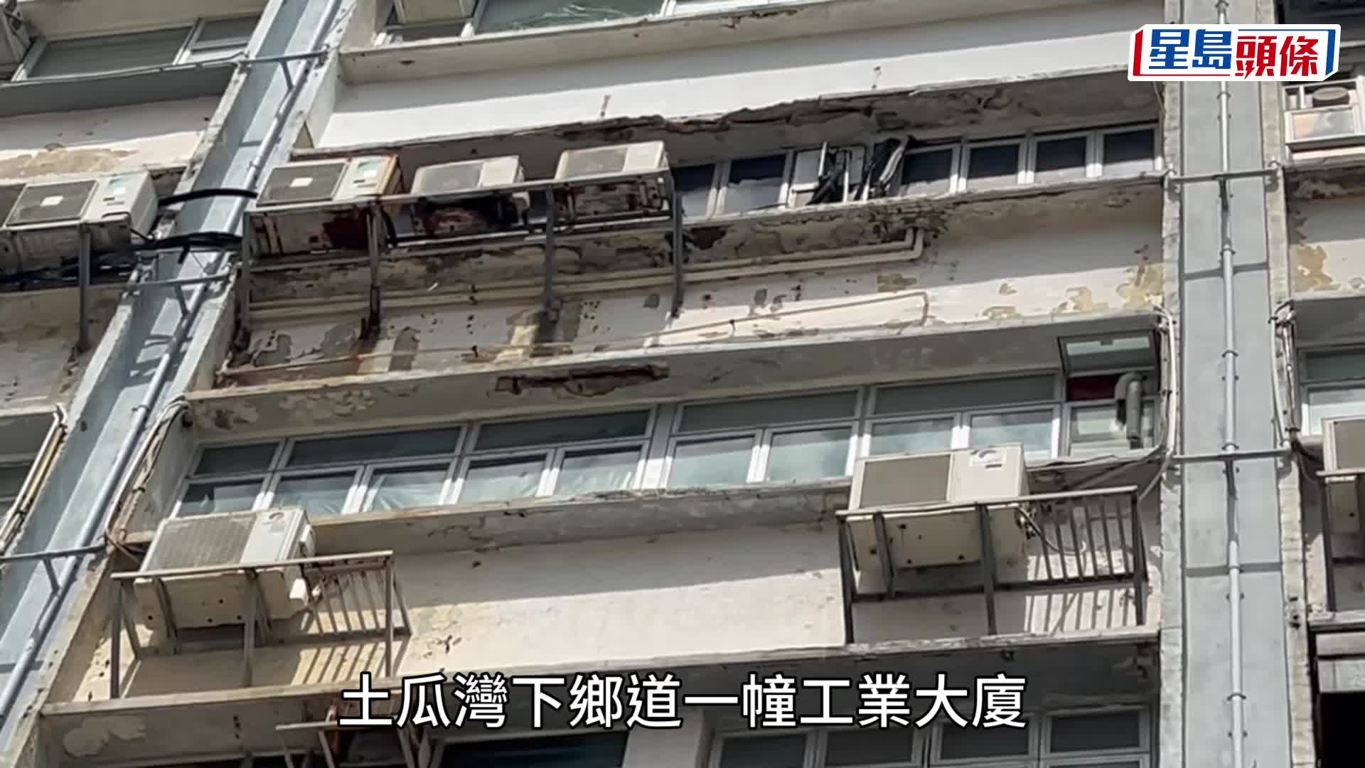 石屎擊毀私家車車頭冚。楊偉亨攝