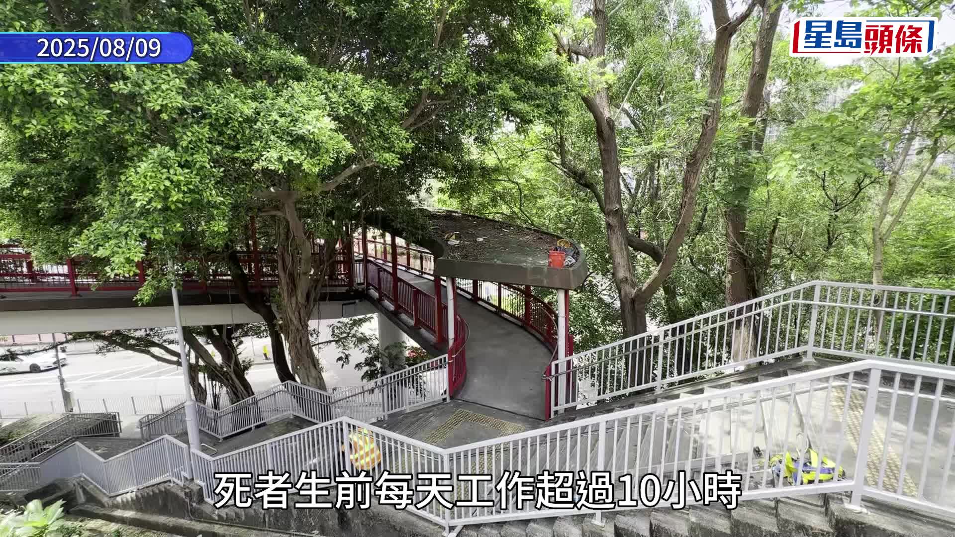 死者家屬包括胞兄（圖左一）到殮房認屍後，黯然離開。梁國峰攝