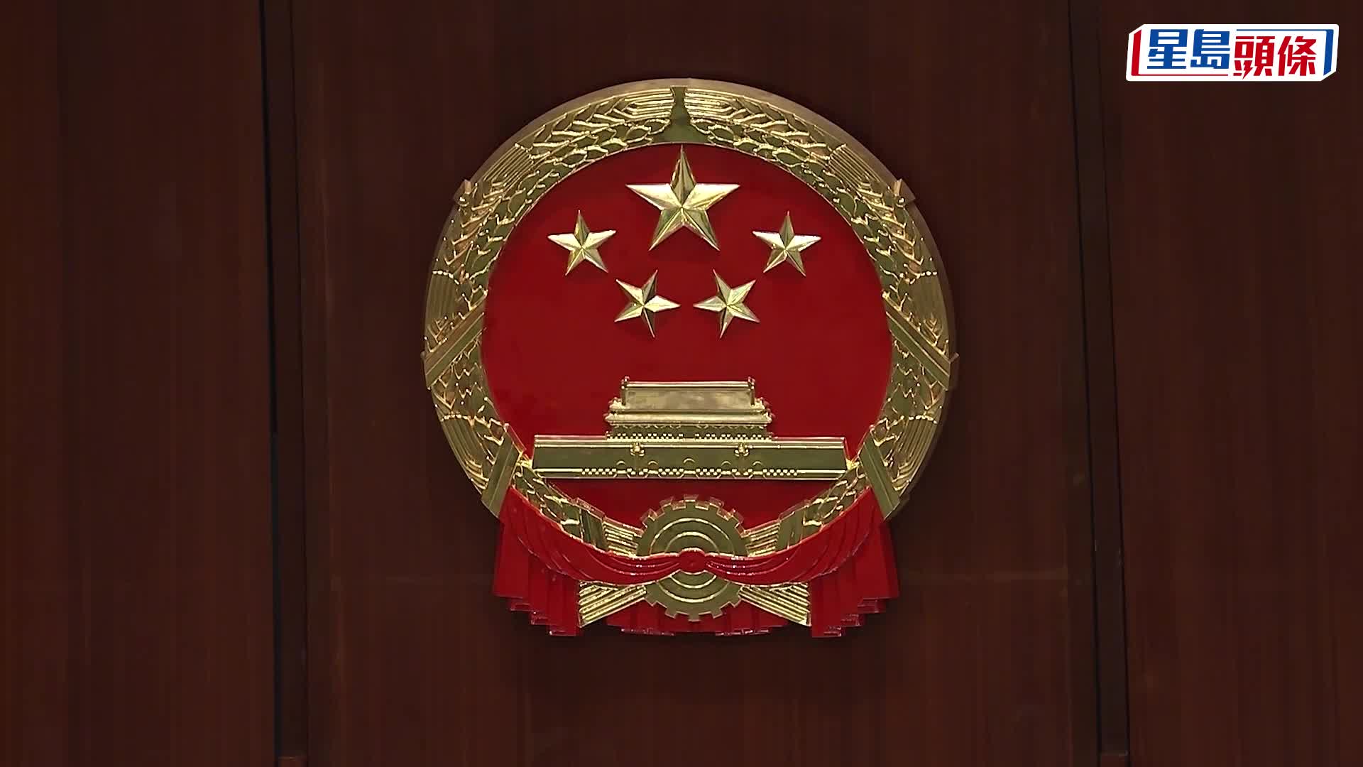 立法會90名議員完成宣誓 7人被要求重新宣讀 何君堯背稿「甩轆」 一人無舉右手照pass