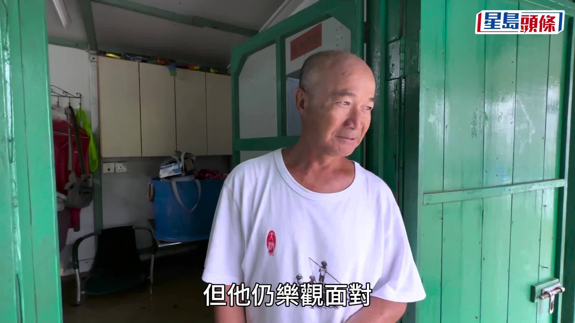 大澳居民何先生全屋水浸，水深至大腿。梁國峰攝