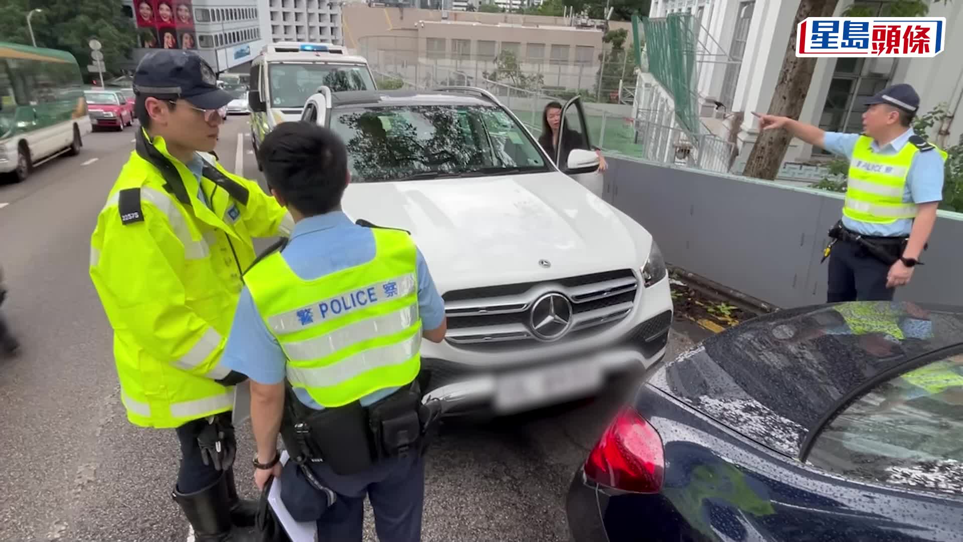 七旬男駕中港牌Benz花園道上斜突吐血暈倒車內 溜後撞私家車毀欄杆