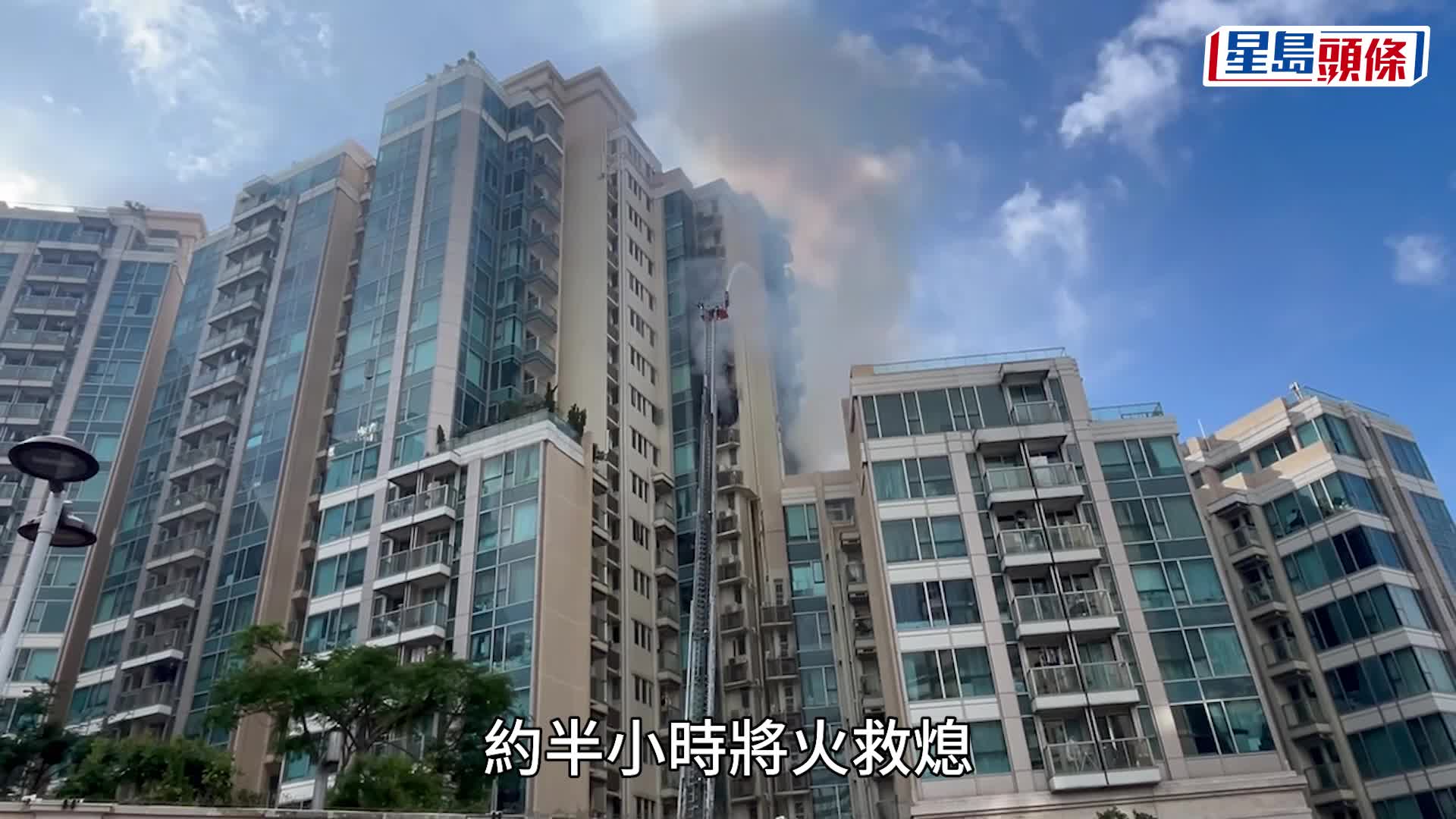 起火單位火光熊熊，冒出濃煙。楊偉亨攝