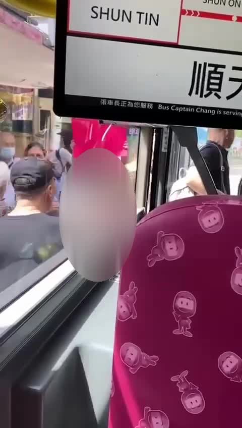 裸女驚現順天巴士總站 舉牌企車門阻乘客 遭車長喝退｜網民直擊