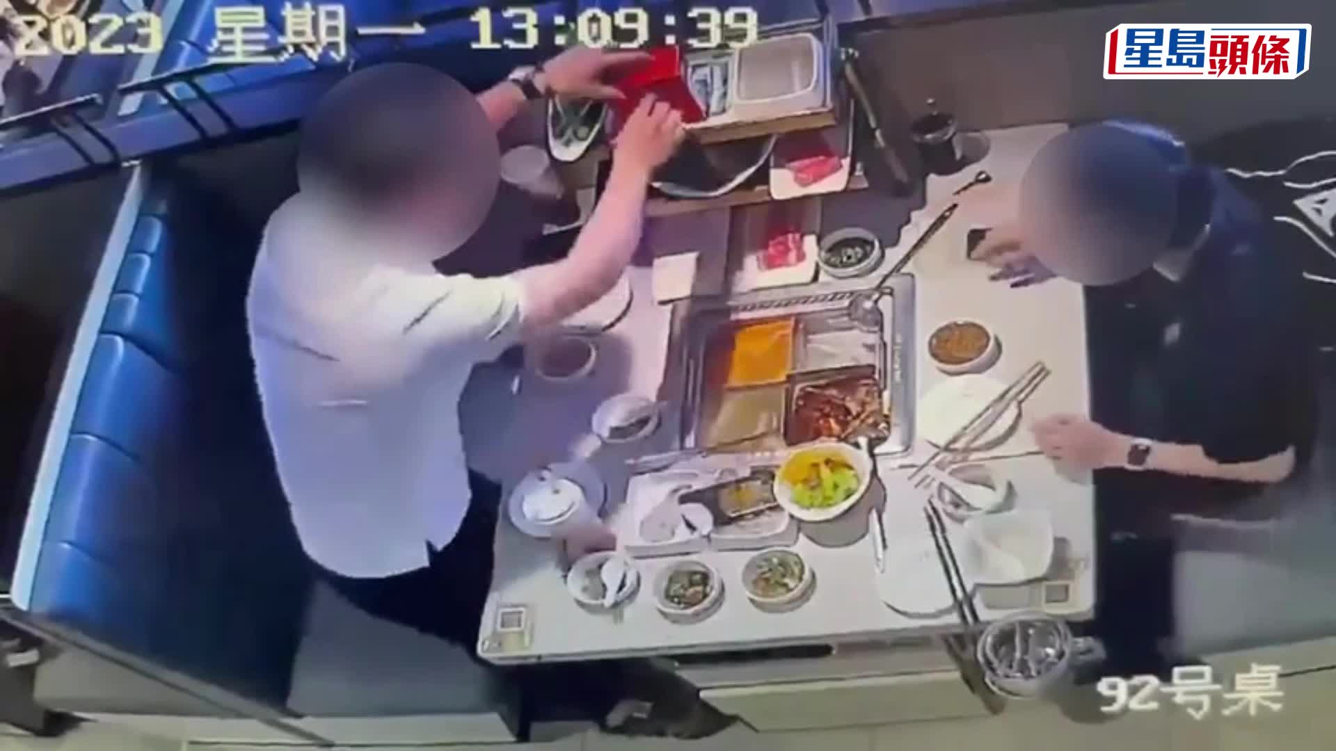 论尽食火锅连跌两次 手机汤底遇溺 网民爆笑：试匀两种味