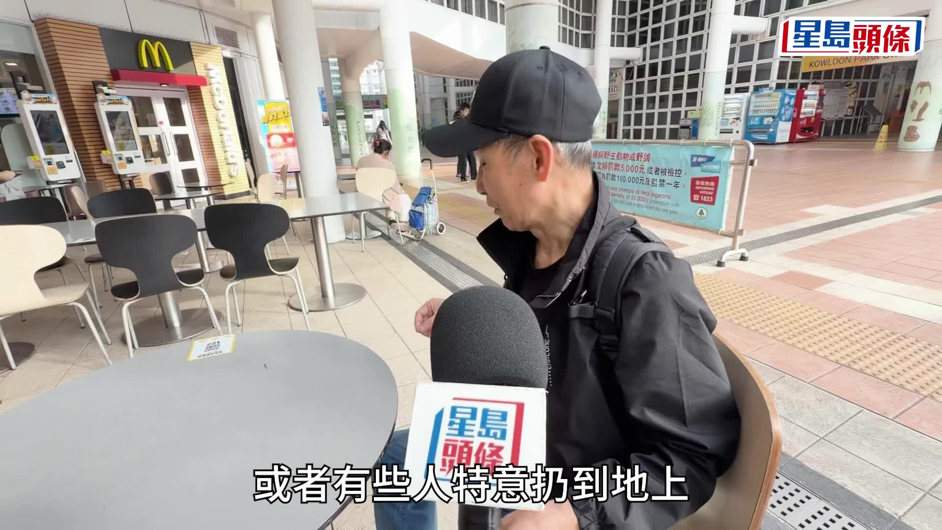 有食客進食期間，枱上白鴿「虎視眈眈」。梁國峰攝