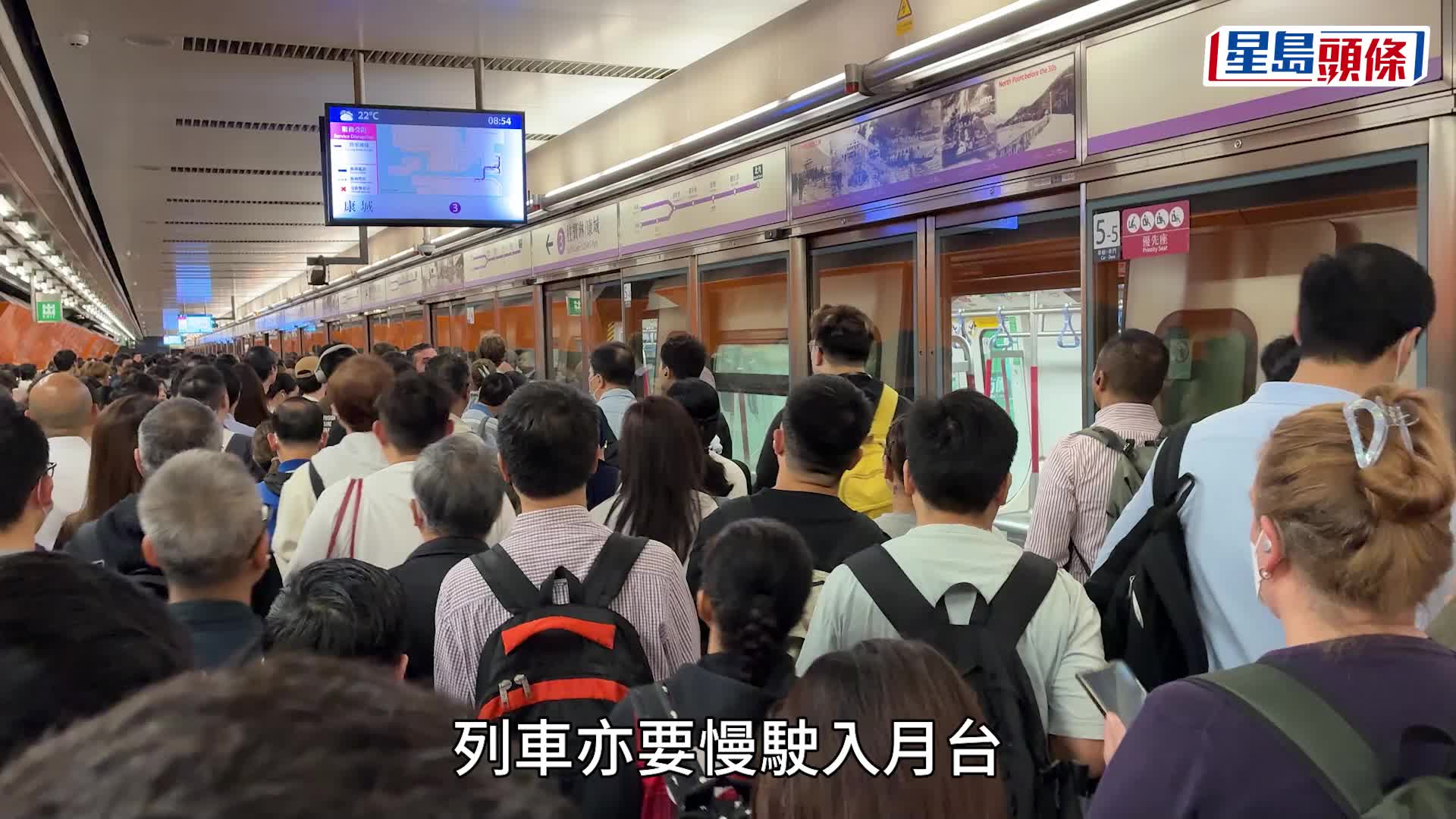 港铁服务受影响期间，工程人员拆开门幕上盖维修。