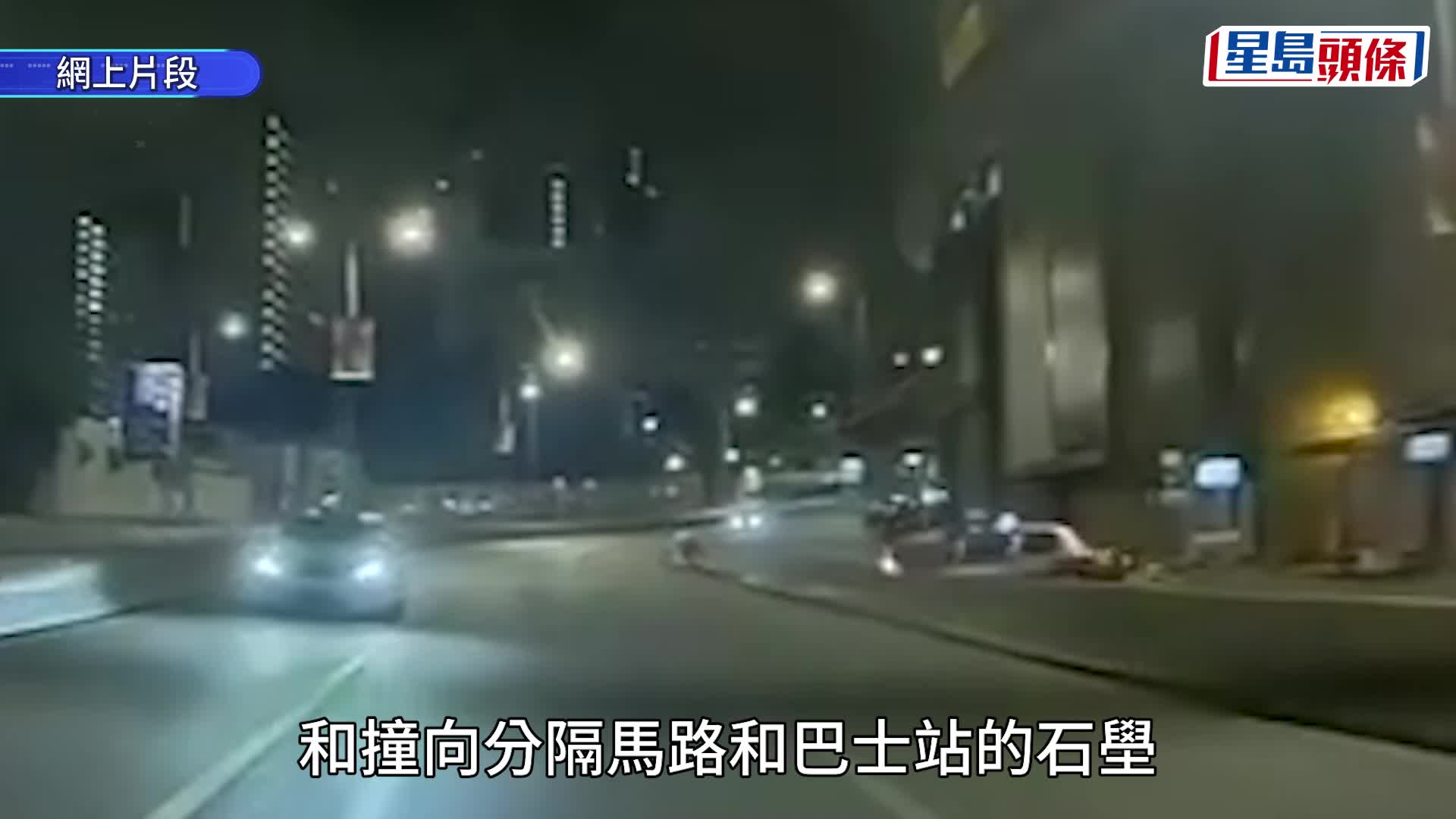 的士龍翔道失事掃毀多個膠欄。fb交通意外求片區影片截圖