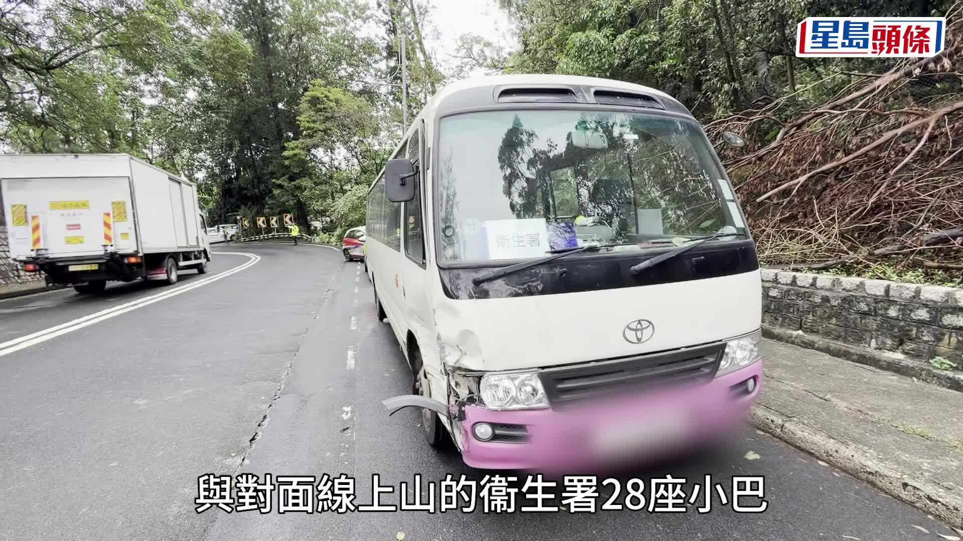 荃锦公路平治电动车撞小巴后翻侧 车毁1人伤