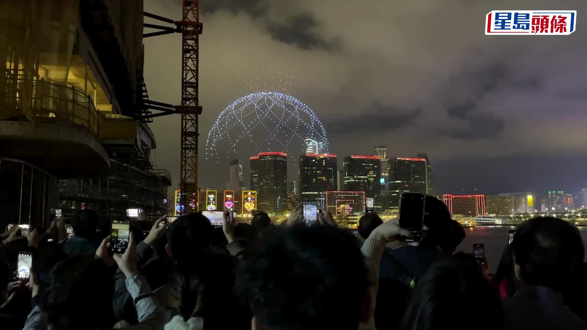 多圖︱冬日水上煙火維港上空綻放  內地遊客特意前來：人好多！