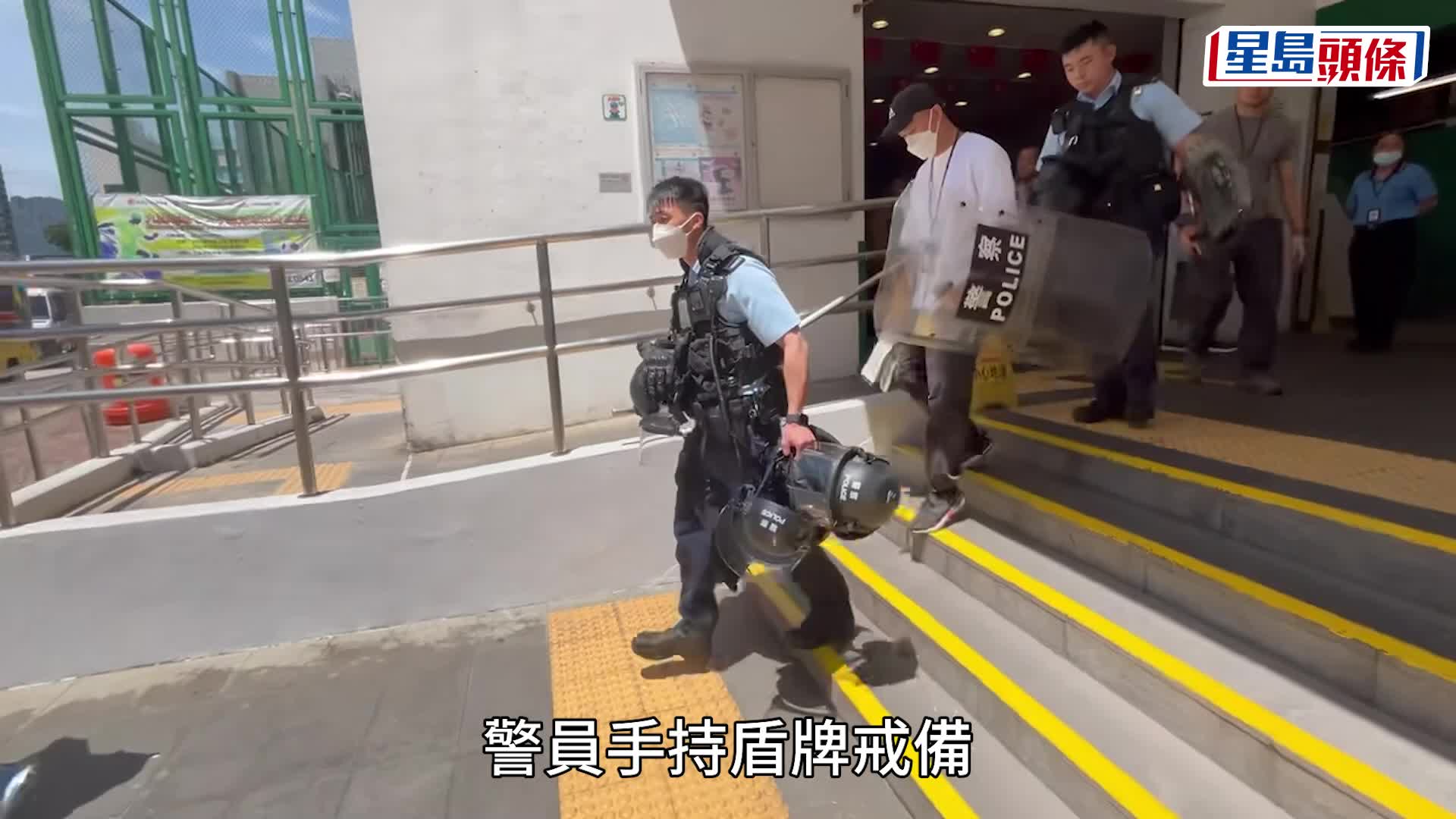男職員放下鎅刀獲救送院。楊偉亨攝