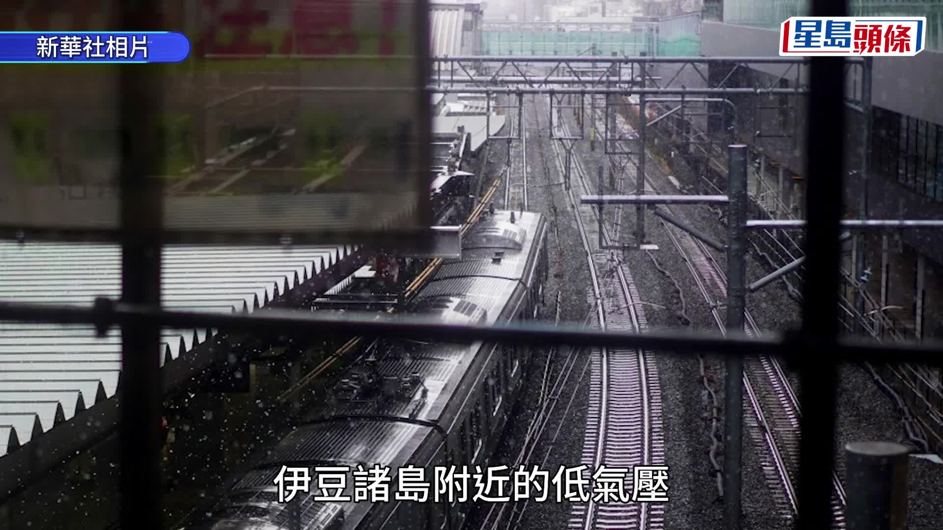 日本東京目黑車站電車在雪中行走。 新華社