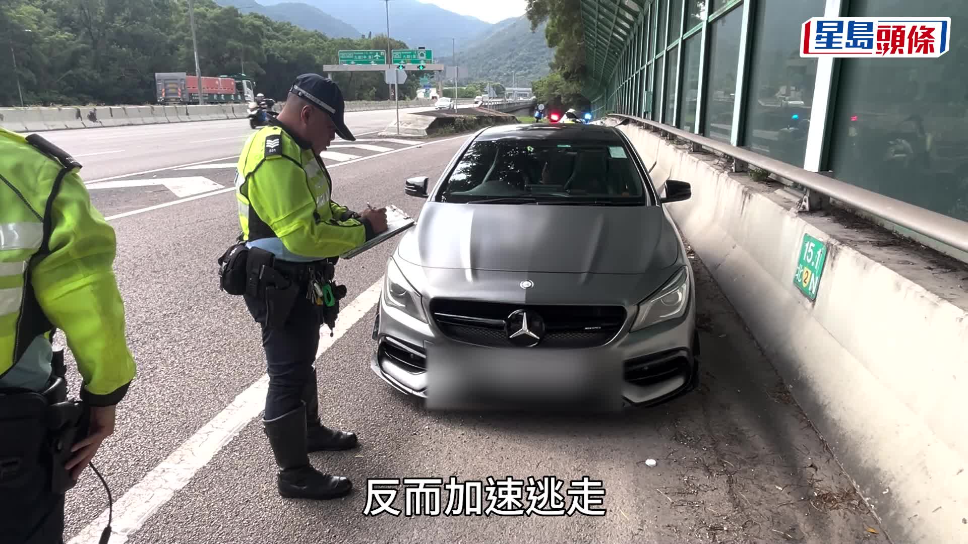 尖沙咀Benz遇查飆逃至沙田 3男就擒帶署 司機涉無牌駕駛等罪被捕