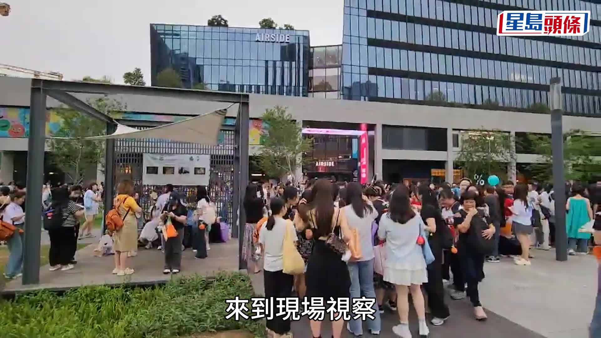 五月天演唱會｜啟德主場館外人頭湧湧 歌迷與公仔海報合照 搶購心水周邊