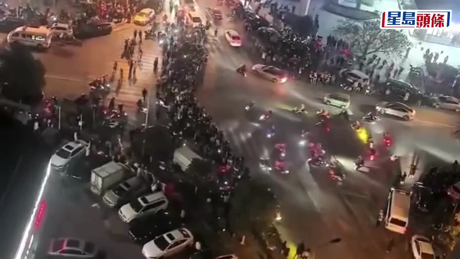 長沙外賣騎手通宵鳴笛示威，抗議被限制進入社區送餐。