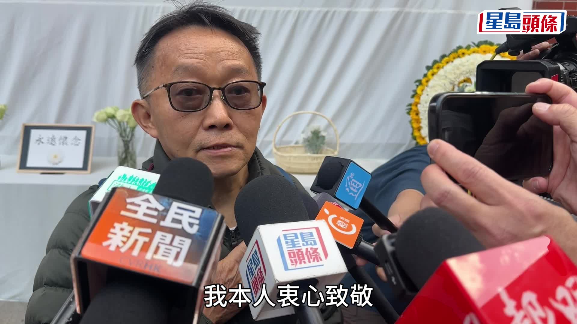 市民向何伟豪献花致敬。卢江球摄