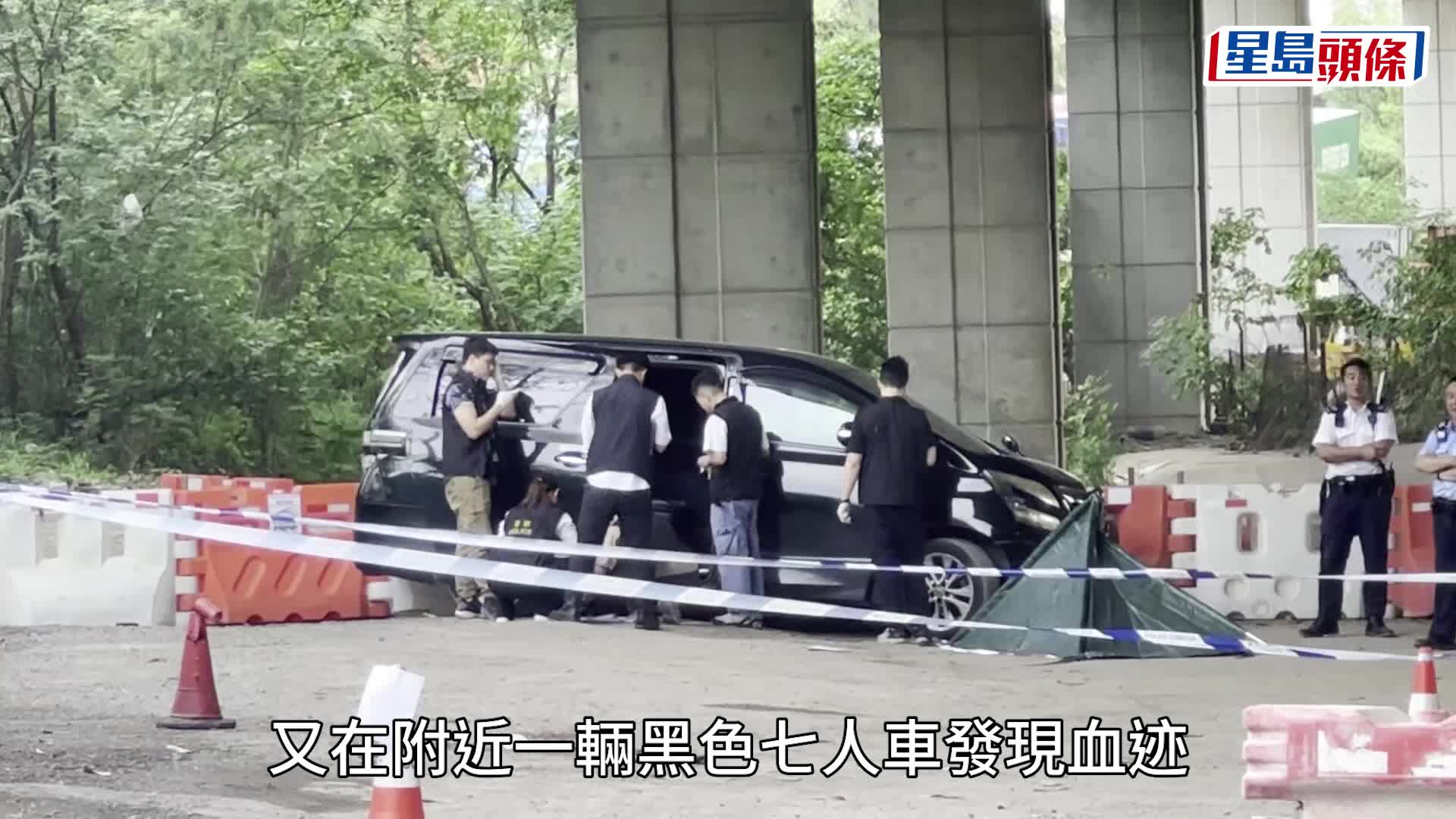 男子伏屍橋底，旁邊一輛七人車染有血迹，警員封鎖現場調查。梁國峰攝