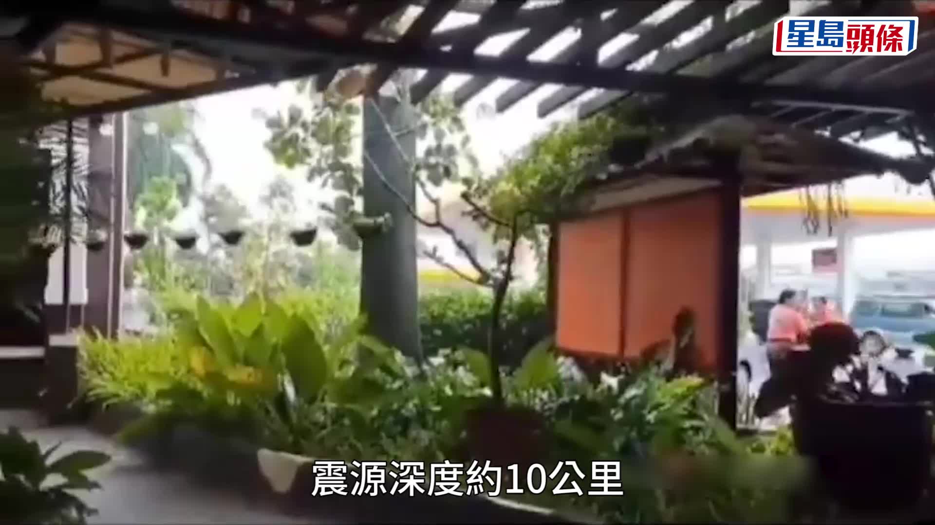 菲律賓棉蘭老島（Mindanao）海域發生黎克特制7.6級強烈地震，當地民眾聚在避難中心內。