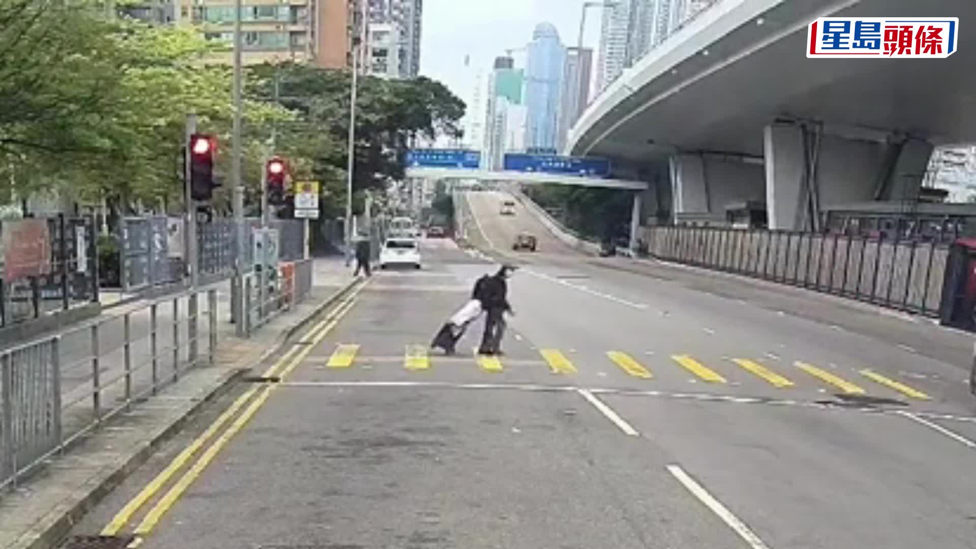 深水埗私家车高速冲红灯 与途人擦身而过 网民 ：行慢两步都死｜车Cam