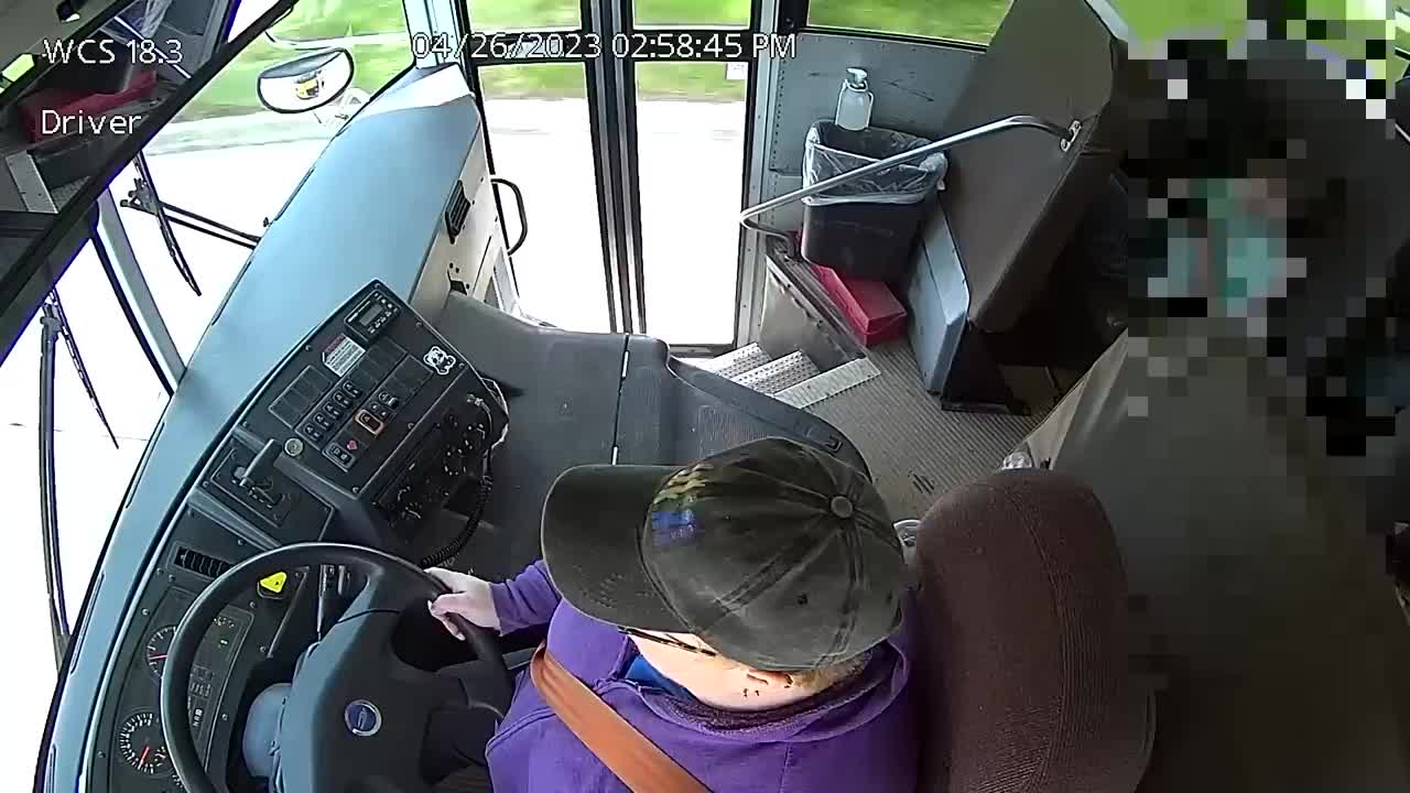 美校巴司機突失知覺昏迷，13歲男生及時控軚煞車。AP