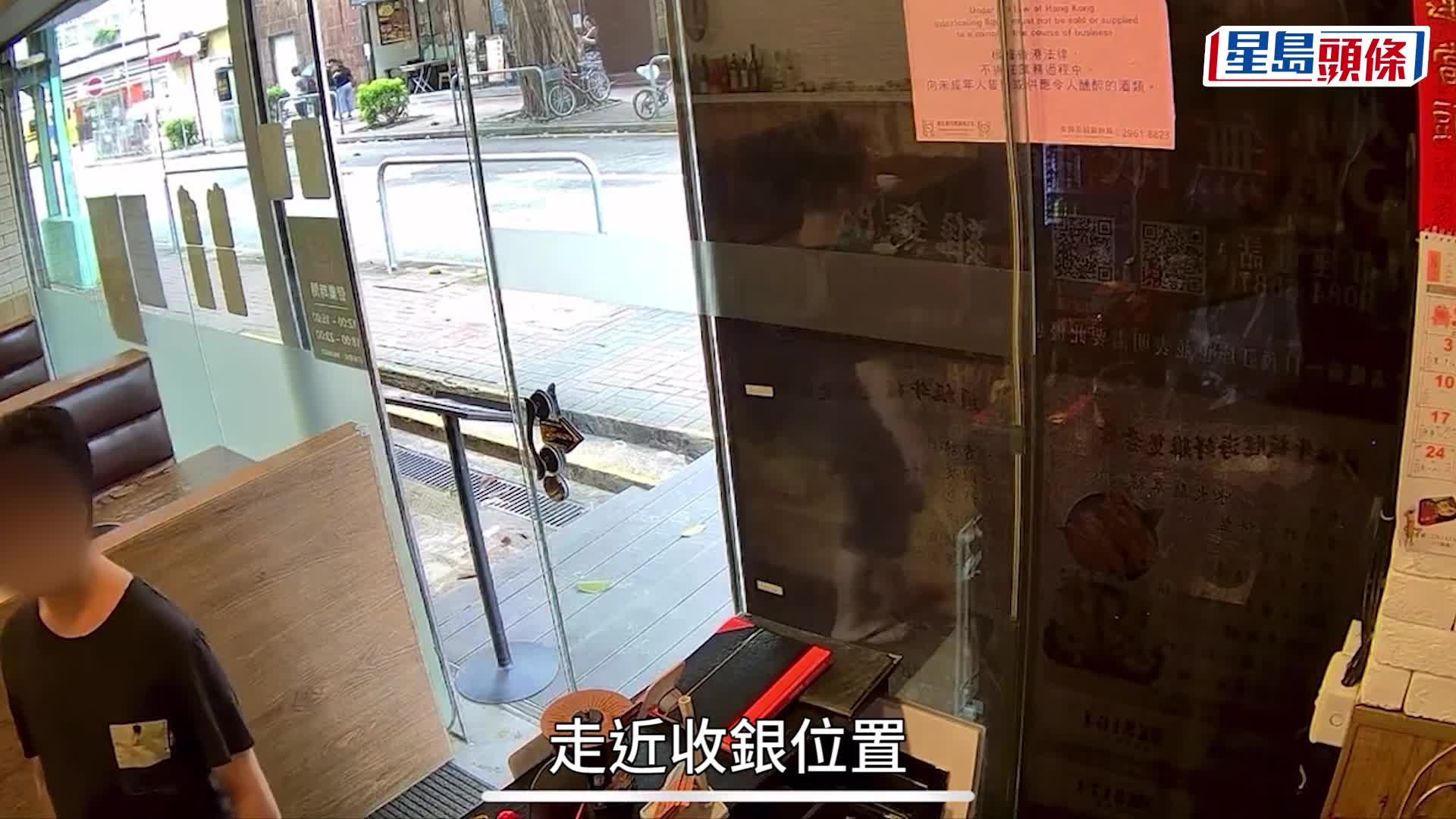 男子極速偷走iPad。