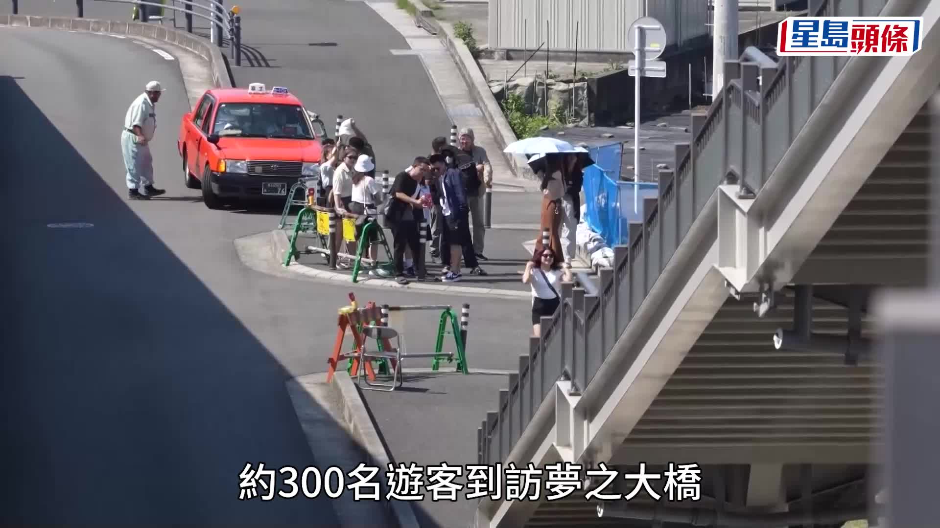 工作人员加装栏栅，阻止游客再进入中央分隔带。网上图片