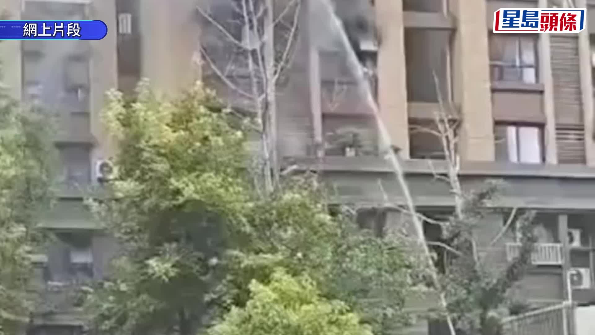 江蘇連雲港火災母女墮樓，網友質疑消防隊救人不力。 小紅書