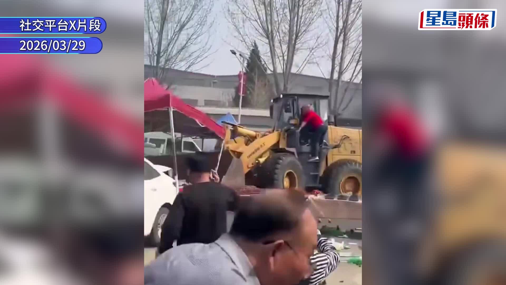 報復社會？︱網傳剷泥車衝北京集市致多人死  司機遭民眾暴打