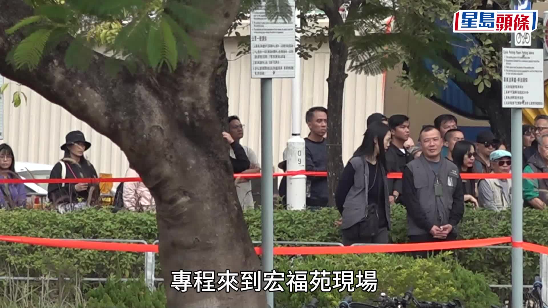 宏福苑五級火｜殉職消防員何偉豪出殯 靈車抵宏福苑路祭 巿民：值得全香港人向佢致敬