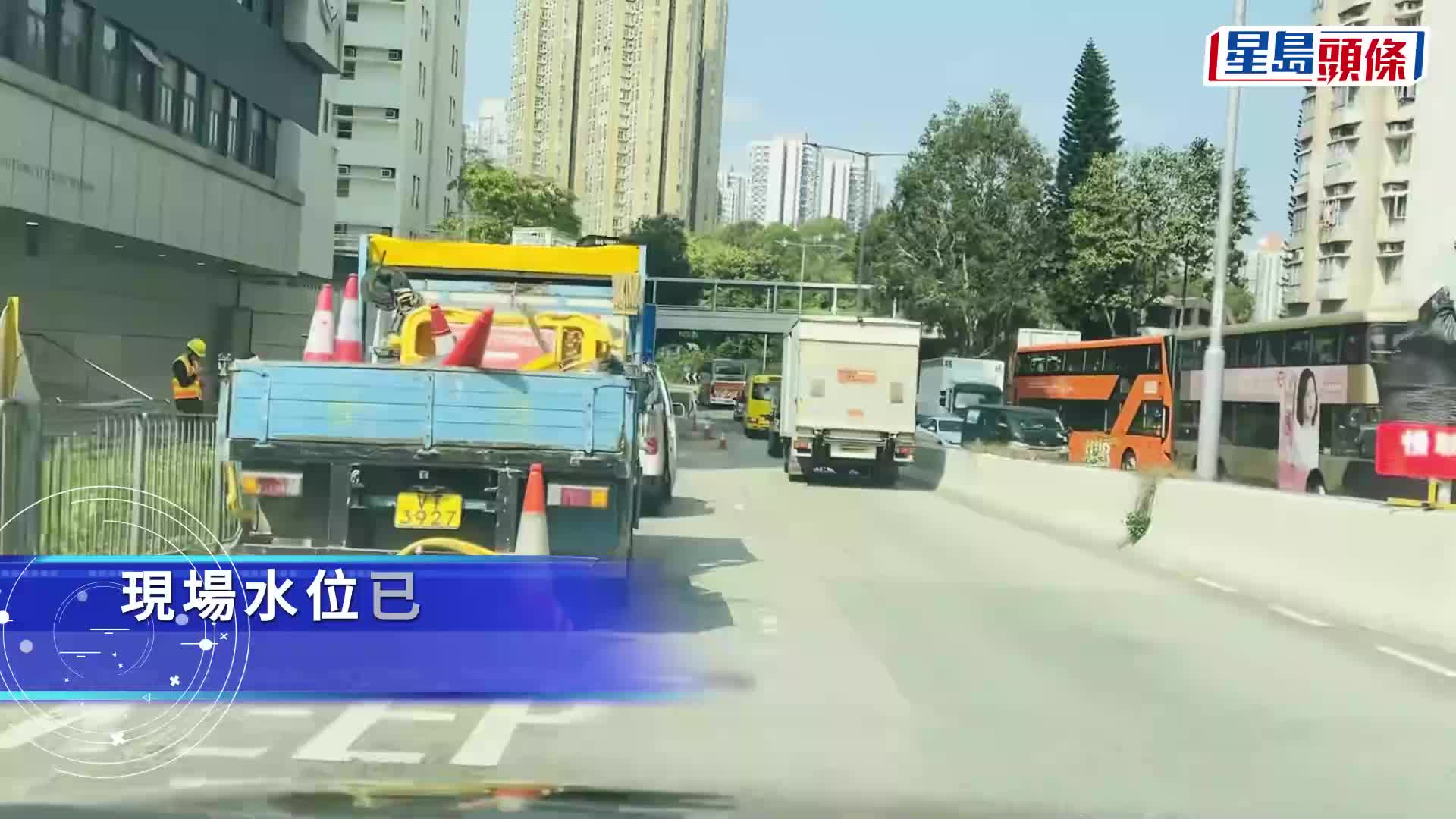 爆水管致水浸馬路行人路。網上圖片