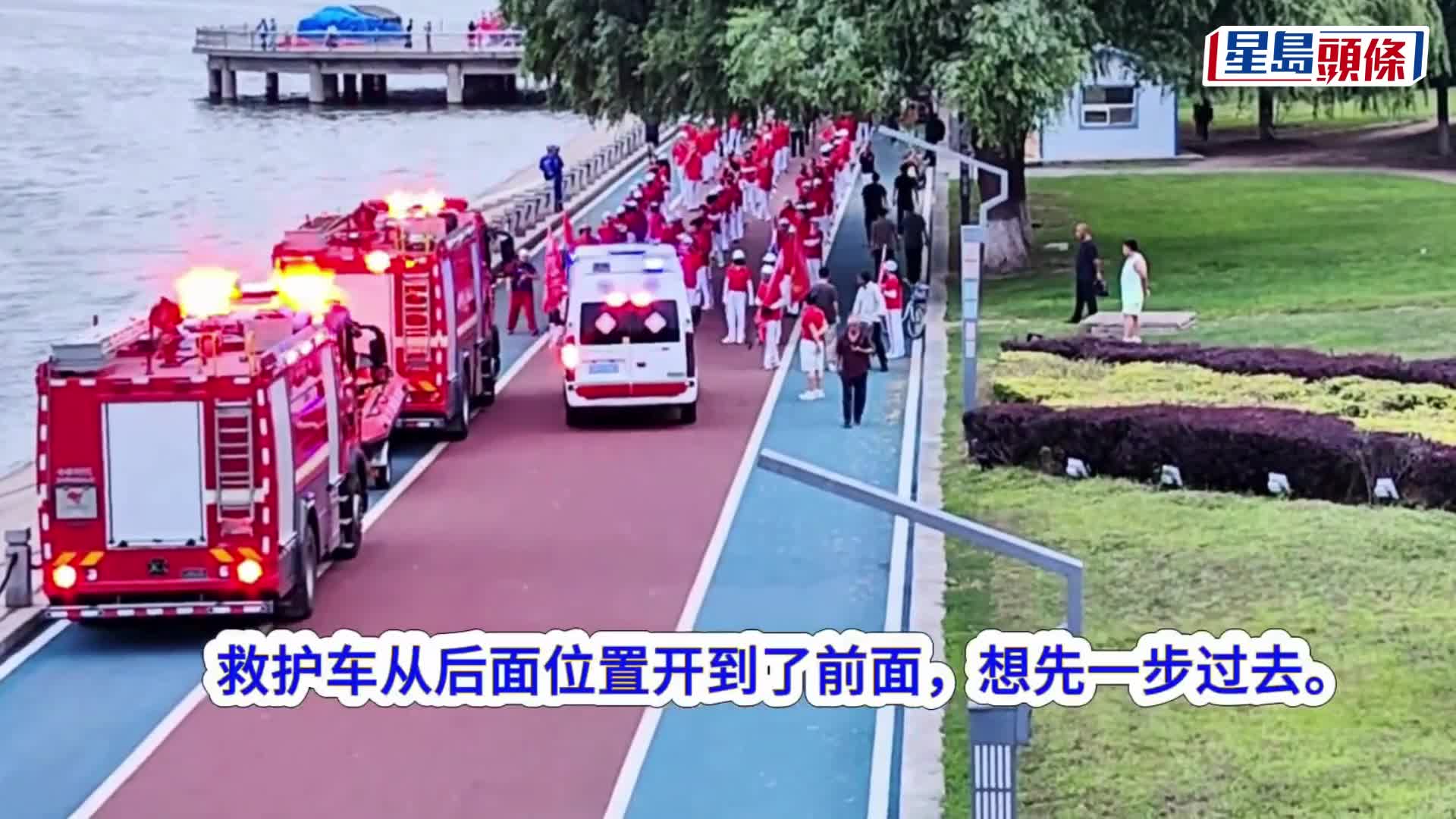 老人徒步團阻消防及救護車通過，反停讓老人先過，引發爭議。
