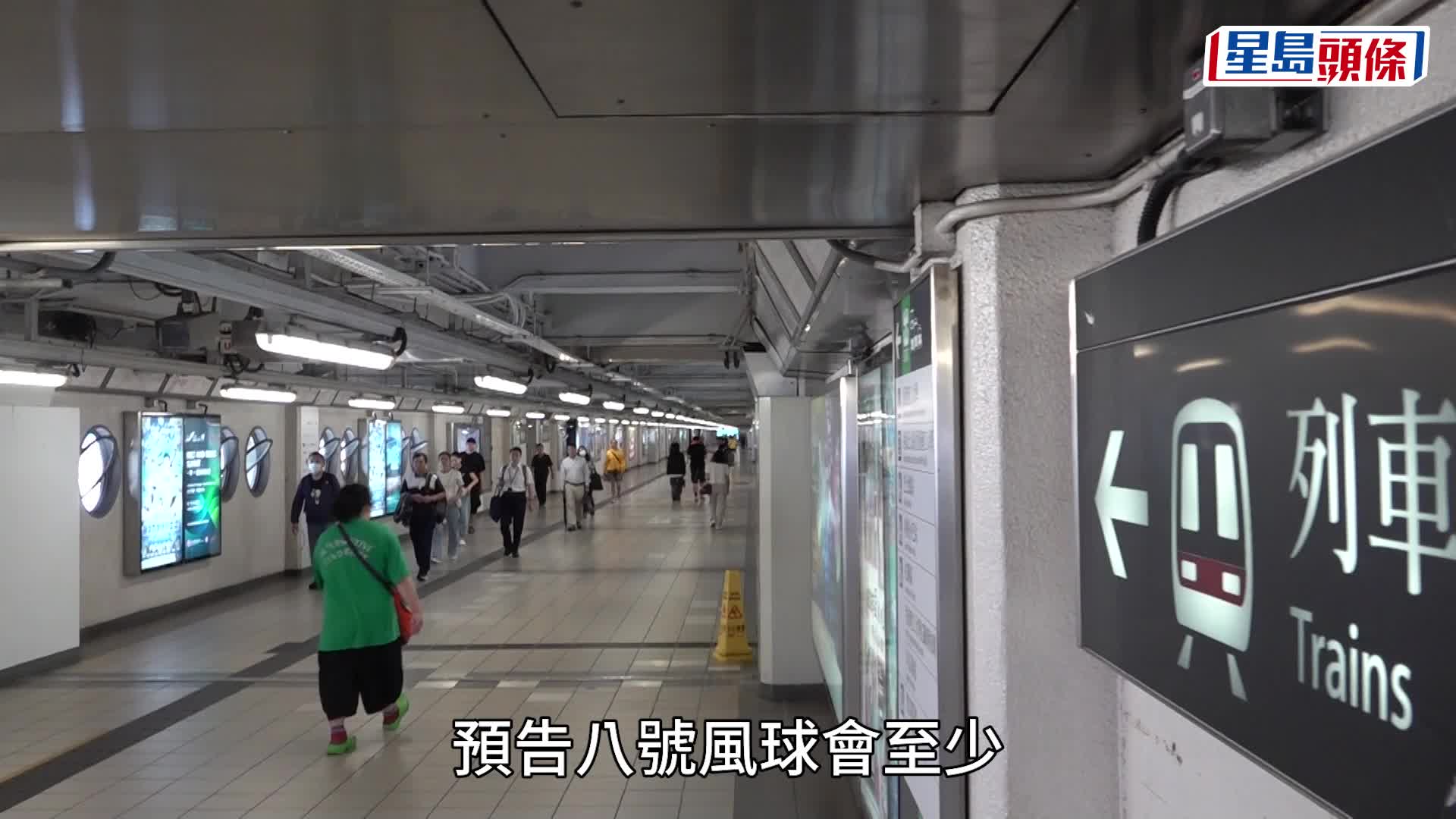 颱風塔巴︱落波後市民趕返工  紅隧巴士站打蛇餅  打工仔嘆心情差：原本以為放全日！