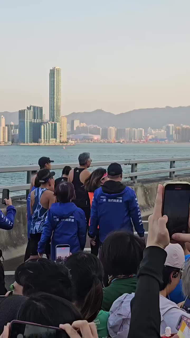 渣打马拉松2026丨周润发自爆「转行」做教练豪言跑到120岁  「学生」鲍起静超班郑则仕最有钱