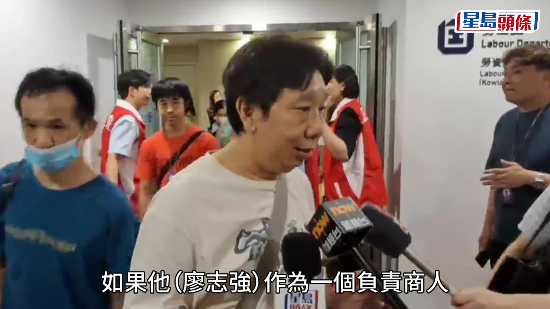 大班麵包西餅員工到勞工處求助。林思明攝