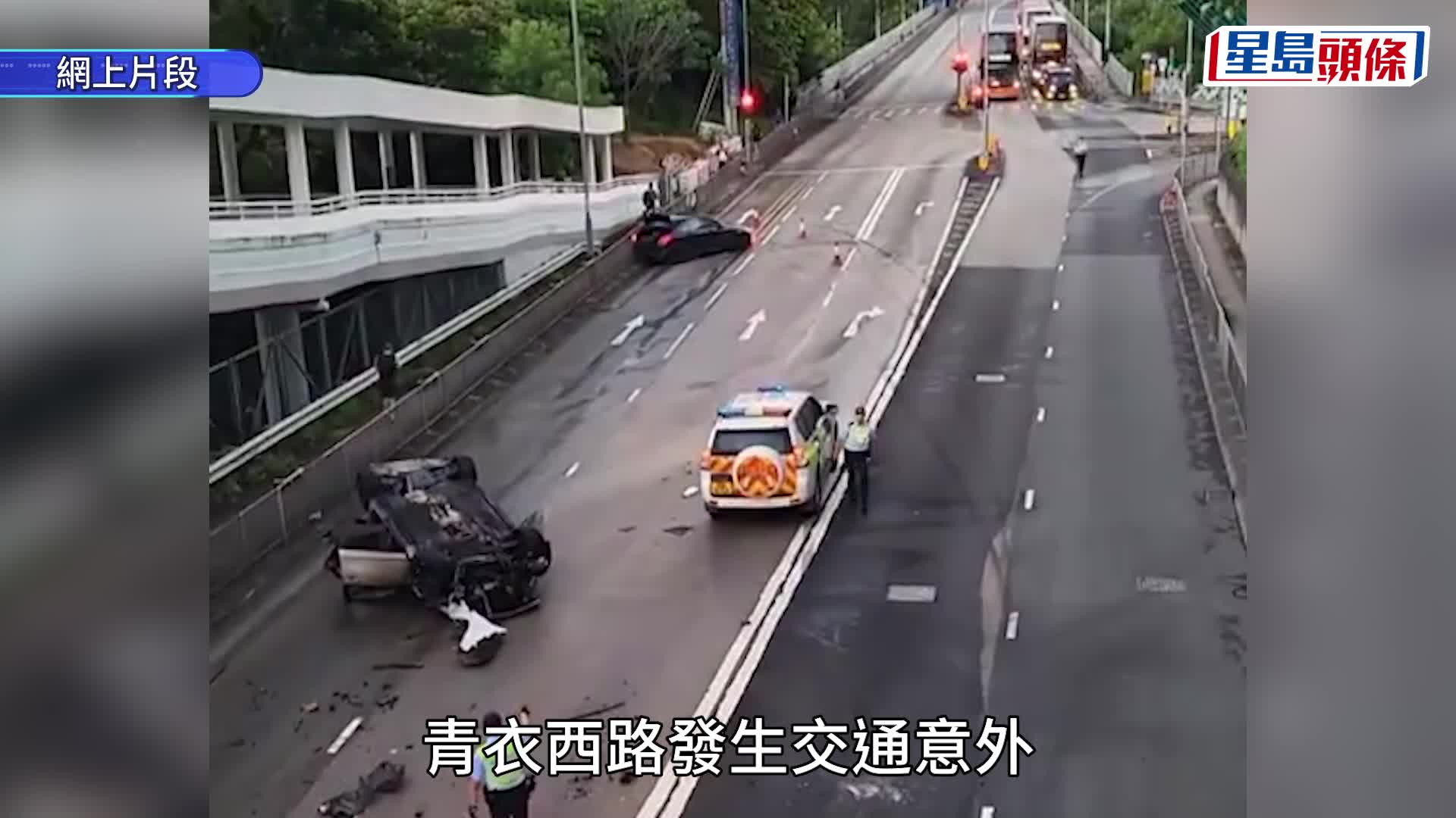 青衣西路兩車相撞，私家車「反肚」起火，消防開喉將火救熄。蔡楚輝攝