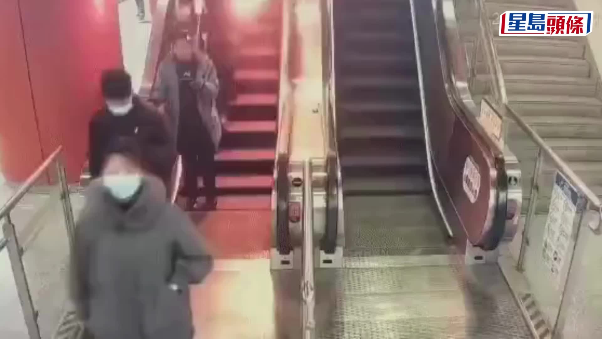 上海地鐵男尿袋自燃焚身，衝下扶手電梯。