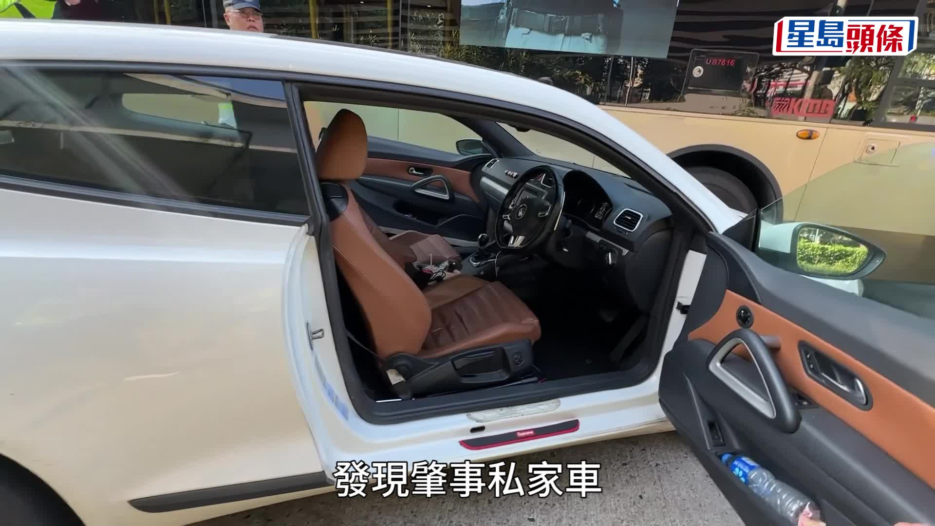 毒品車撞巴士及電單車，警方拘捕乘客並搜車。梁國峰攝