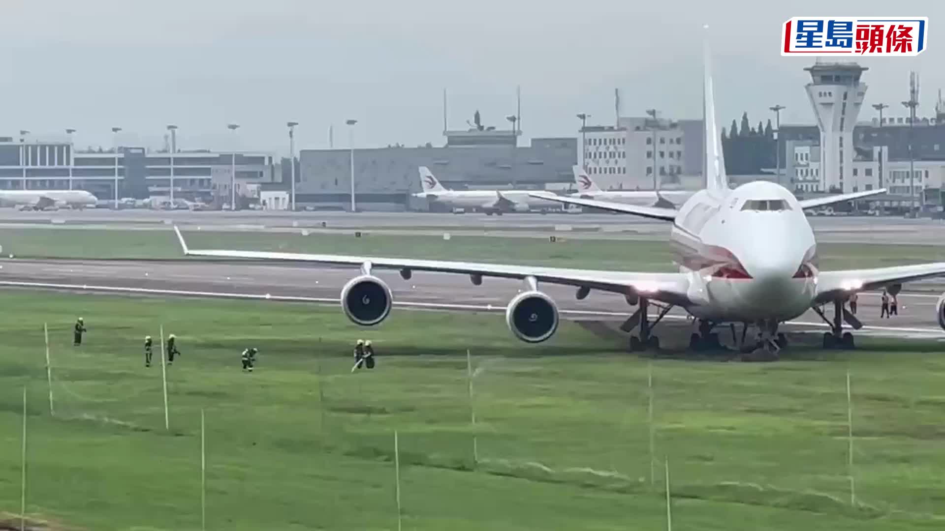 寧波機場747貨機衝出跑道。