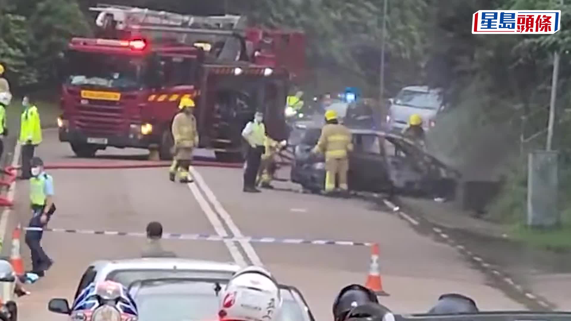 交通意外｜荃灣私家車自炒陷火海 司機及時逃生