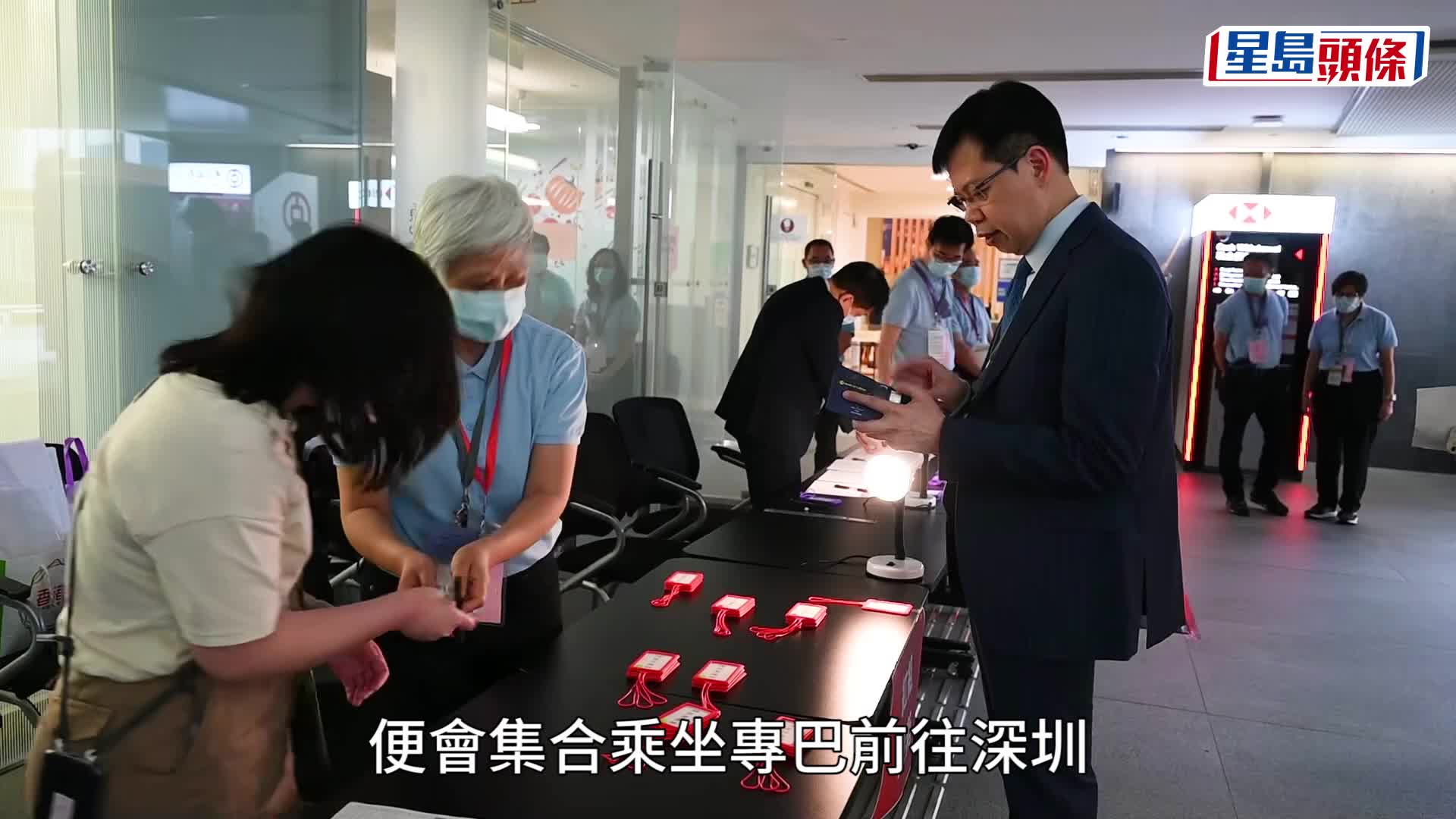 李家超率團訪大灣區 立法會議員交付行李及回鄉證
