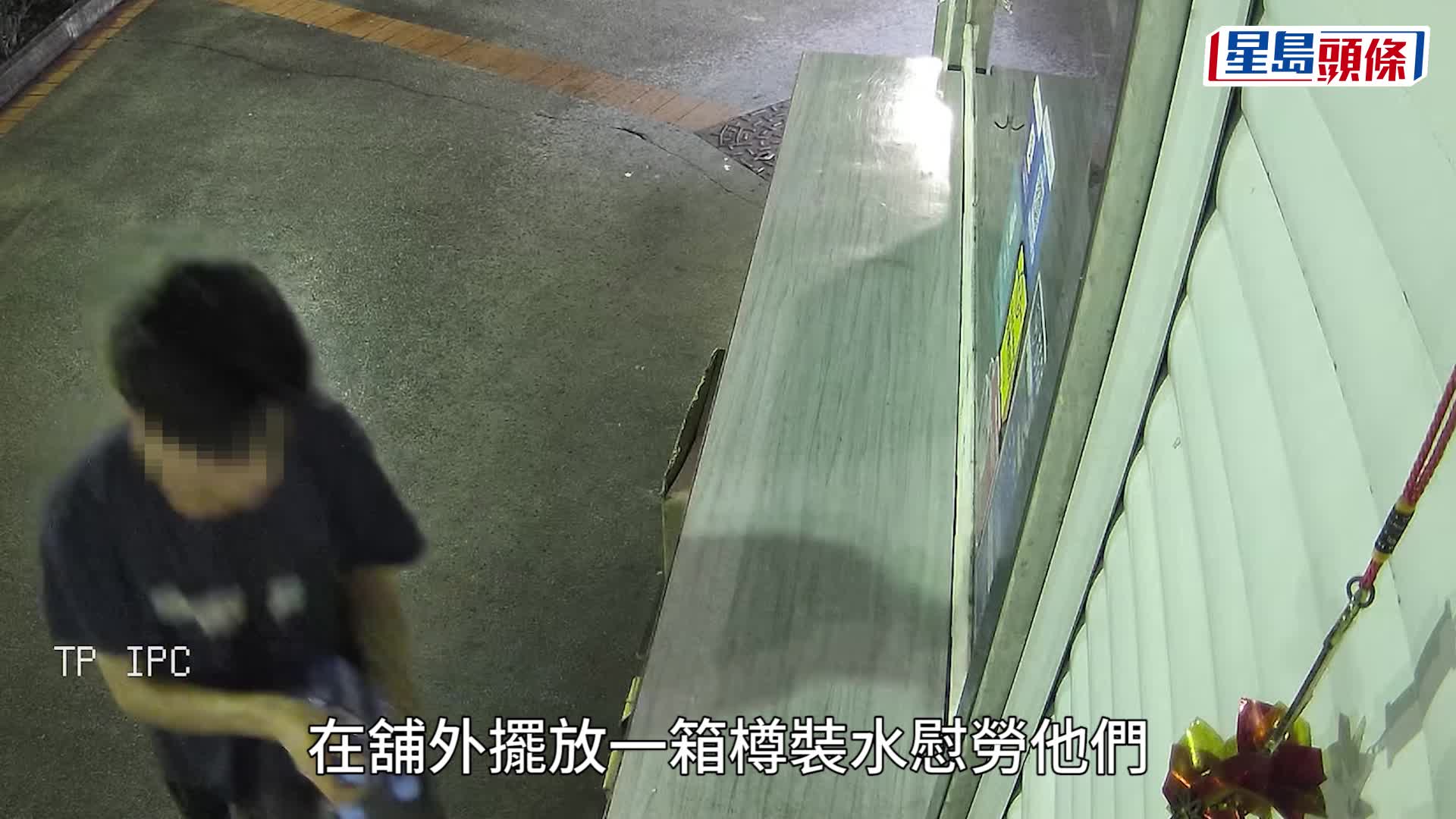 中年漢被多次拍到偷樽裝水。