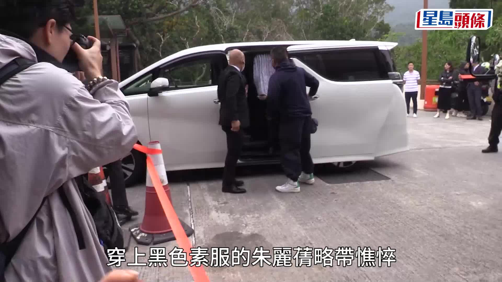 劉德華父親出殯｜劉德華一家三口悲痛送別亡父 葉德嫻兩度現身弔唁