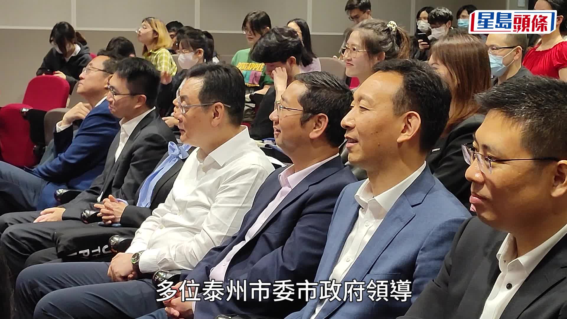 左起：泰州市政府副市长徐文进、中联办青年工作部副部长宋来、泰州市委书记朱立凡、香港理工大学校长滕锦光、江苏省产业技术研究院副院长、泰州市产业技术研究院院长郜军、香港理工大学副校长赵汝恒。叶伟豪摄