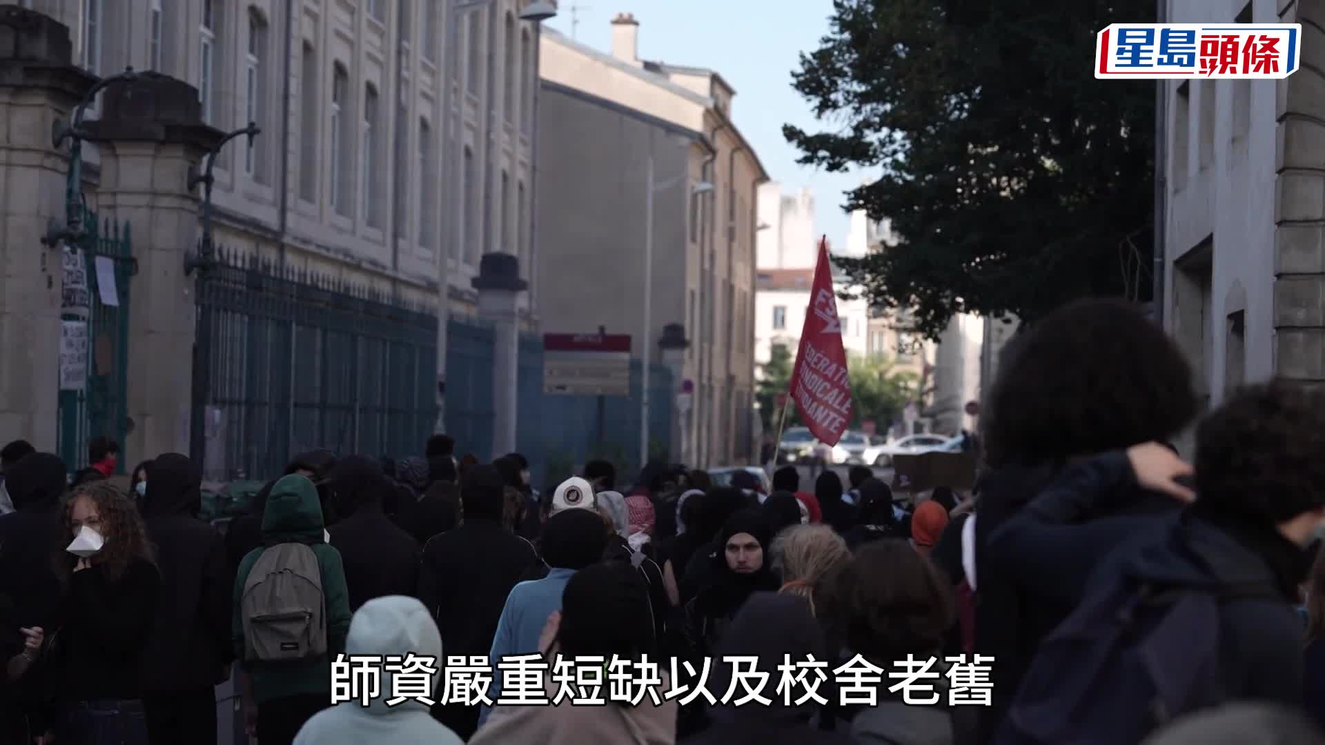 法國學生抗議失控，街頭如戰場。法新社