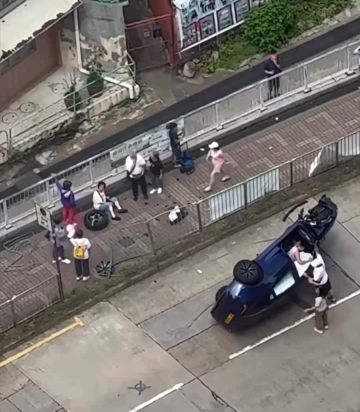 Tesla撞欄後翻側，橫亙在路上。楊偉亨攝