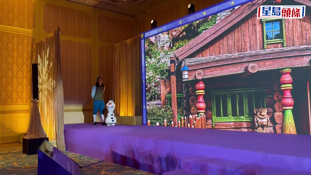 香港迪士尼CEO带Olaf AI机械人亮相 抢先Say Hi 影相识摆Pose 传百万美元研发