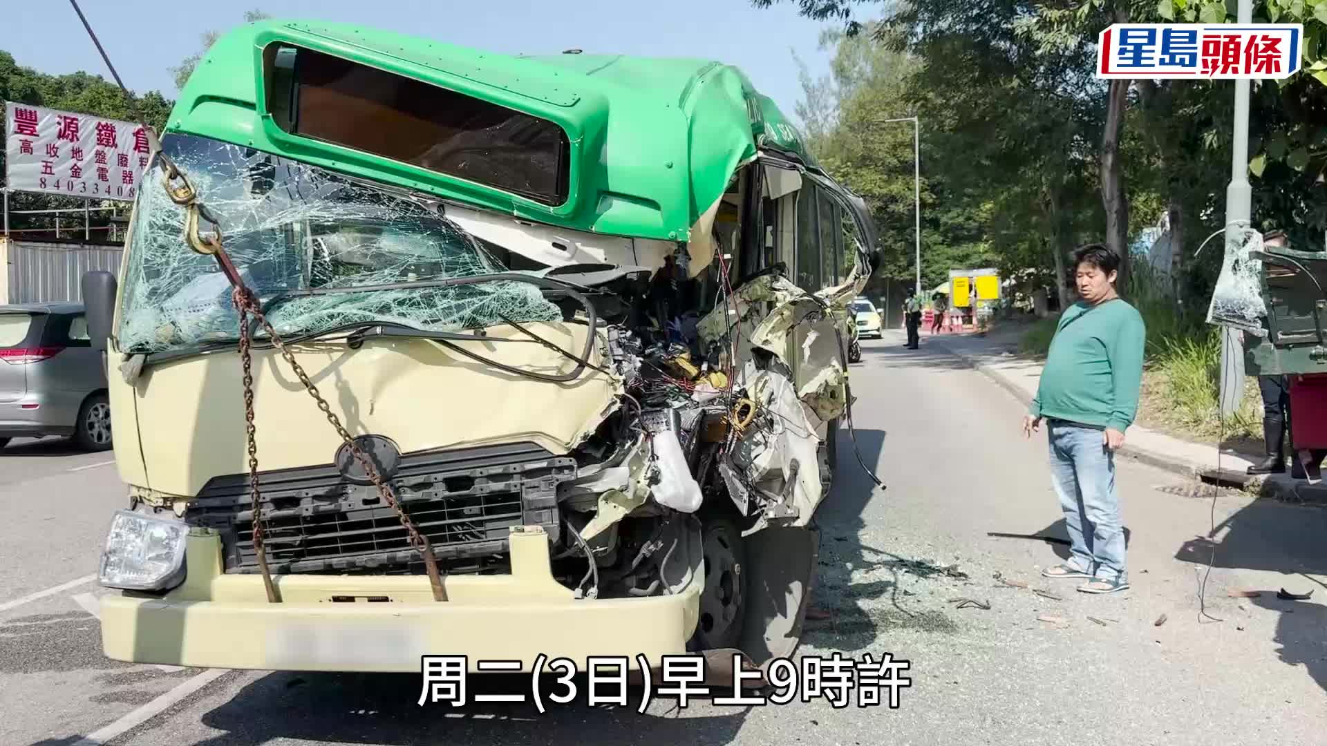 文錦渡路小巴猛撞倒車吊臂車尾 車頭凹陷變形 4乘客受傷