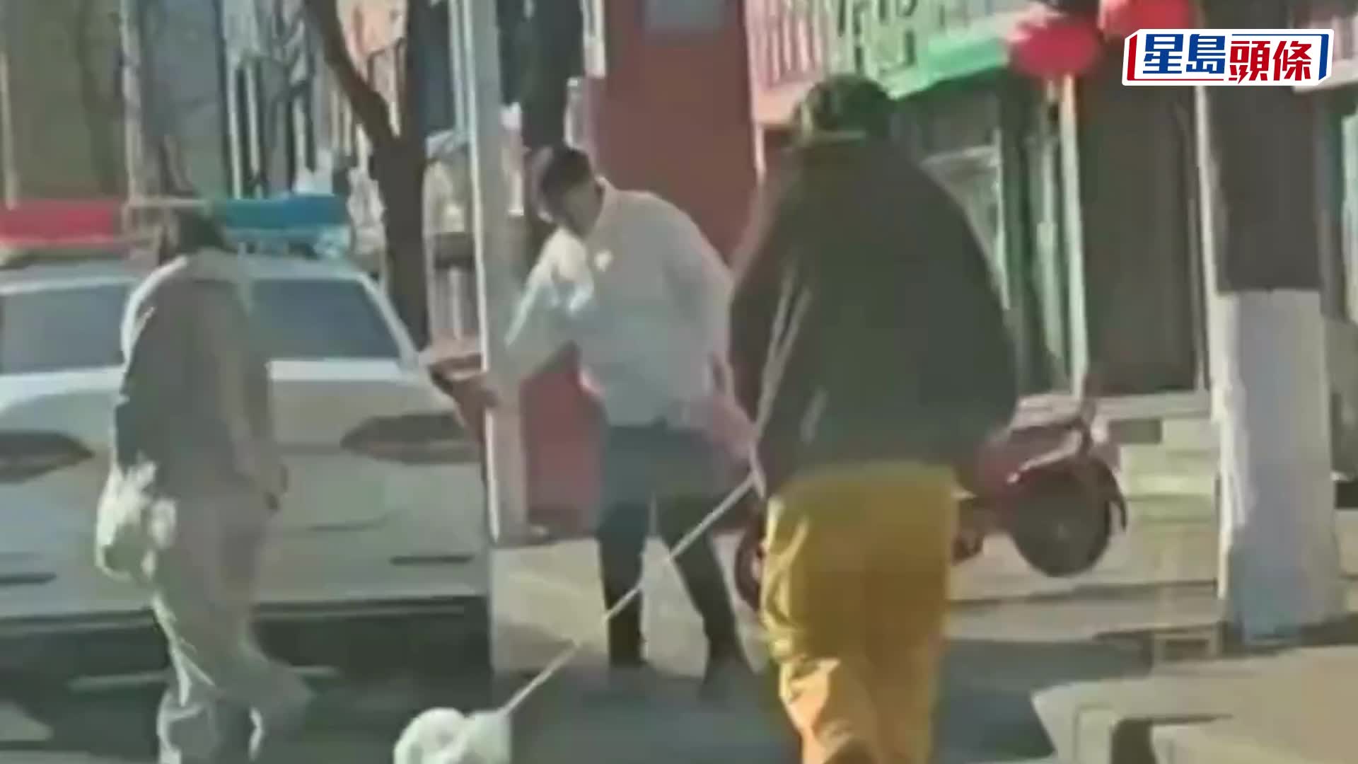 河北辅警驾警车载妻母带宠物狗购物，影片在网上疯传。 网片截图