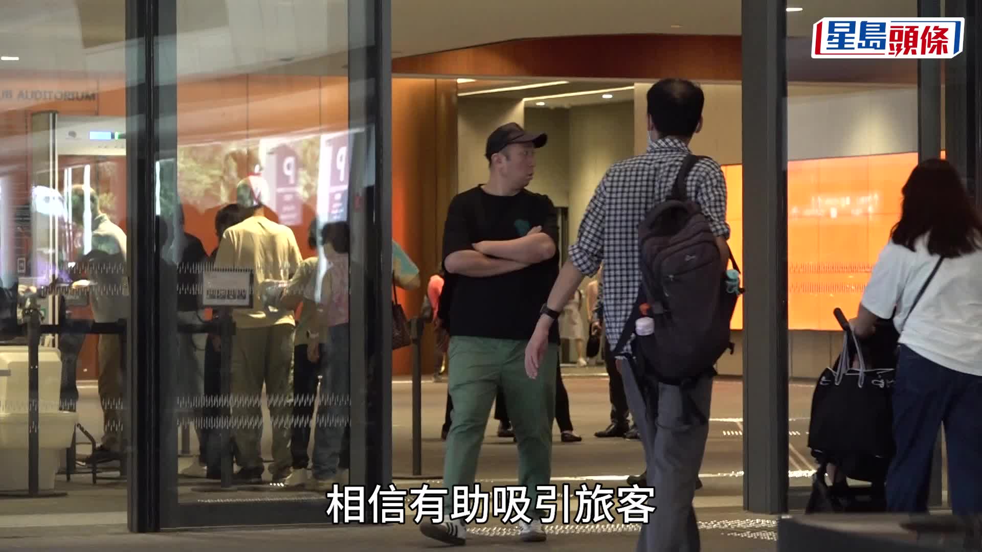 七一｜多間食肆提供優惠 有市民特意留港消費 稱市面人山人海 餐廳要等候10分鐘才能入內